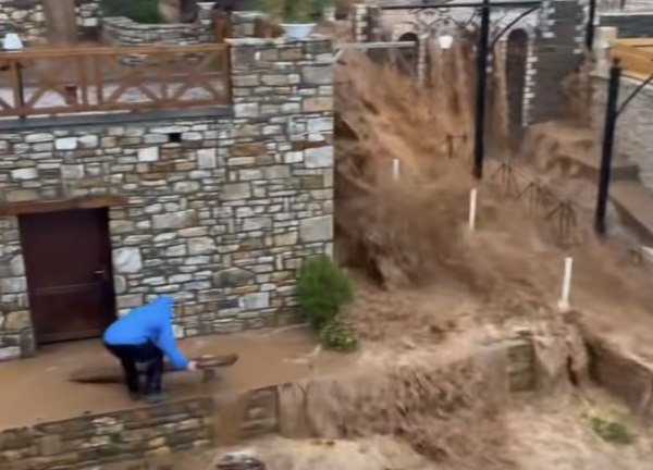 H Θάσος στο έλεος της κακοκαιρίας Adel: Ποτάμια λάσπης οι δρόμοι, παρασύρθηκαν αυτοκίνητα